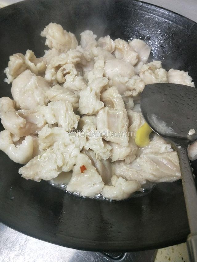 猪板油买回来后，用水冲洗干净，切小块