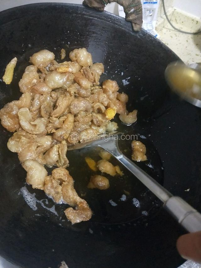 把猪油放入锅里加少许水(加水是为了防止板油突然受热而变焦），加姜片去腥，用大火熬开，煮开后用小号慢慢熬，不用盖锅盖，慢慢熬至出油，直到不出油了