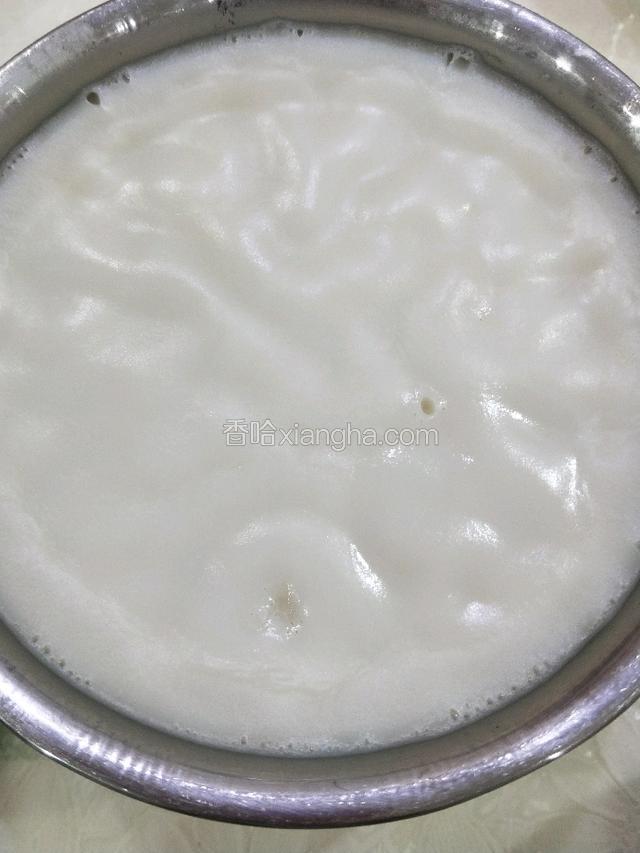 也可以加鸡油一起熬，熬出来的油是淡黄色，好看