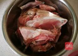 五花肉炖胖头鱼头的做法图解1