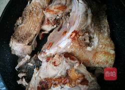 五花肉炖胖头鱼头的做法图解4