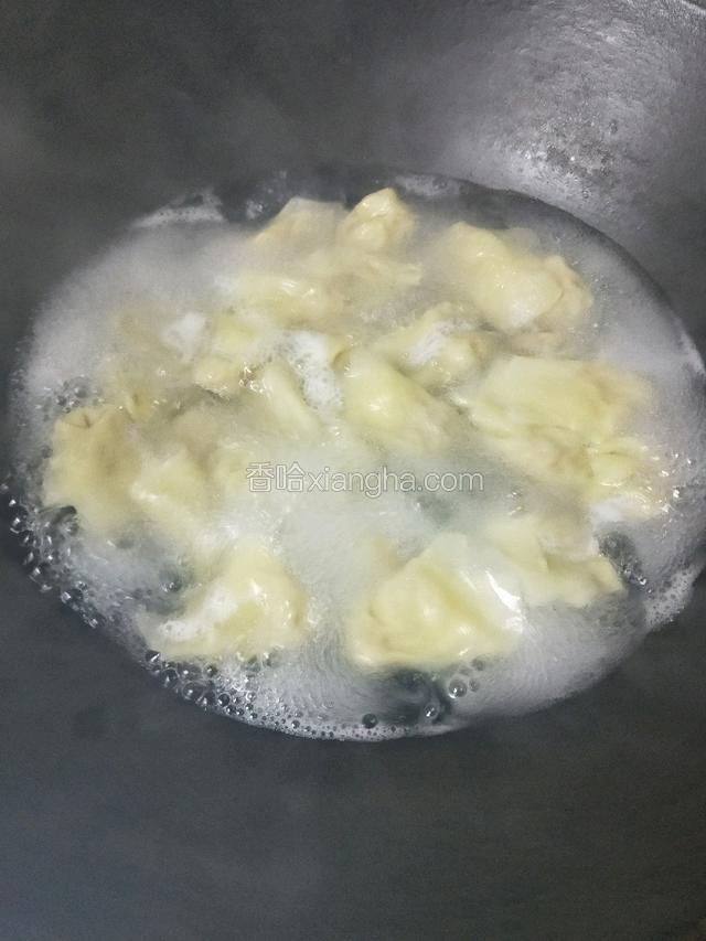 包好的混沌放入烧开的水里煮熟