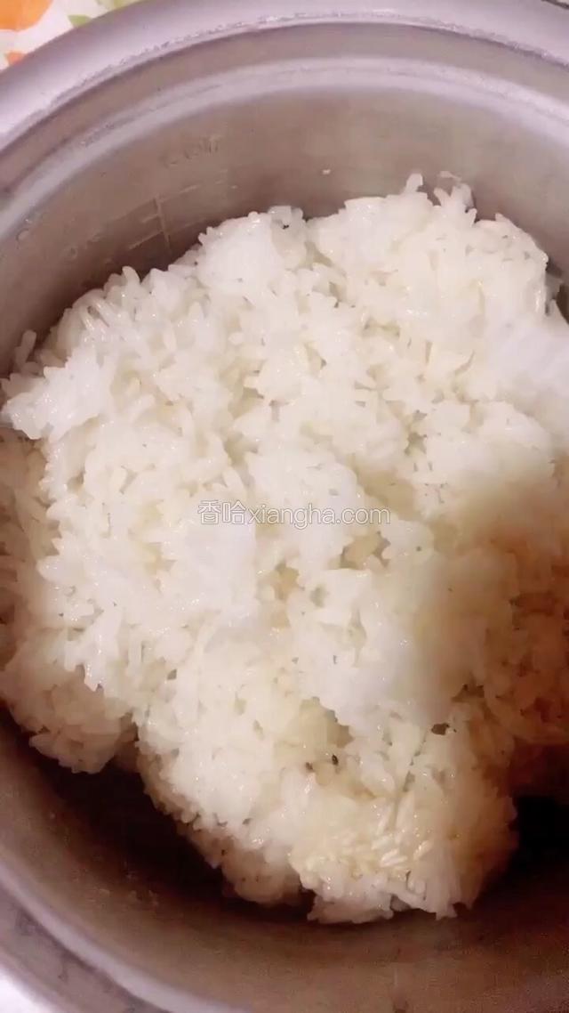 煮好的米饭用勺子打散、凉透