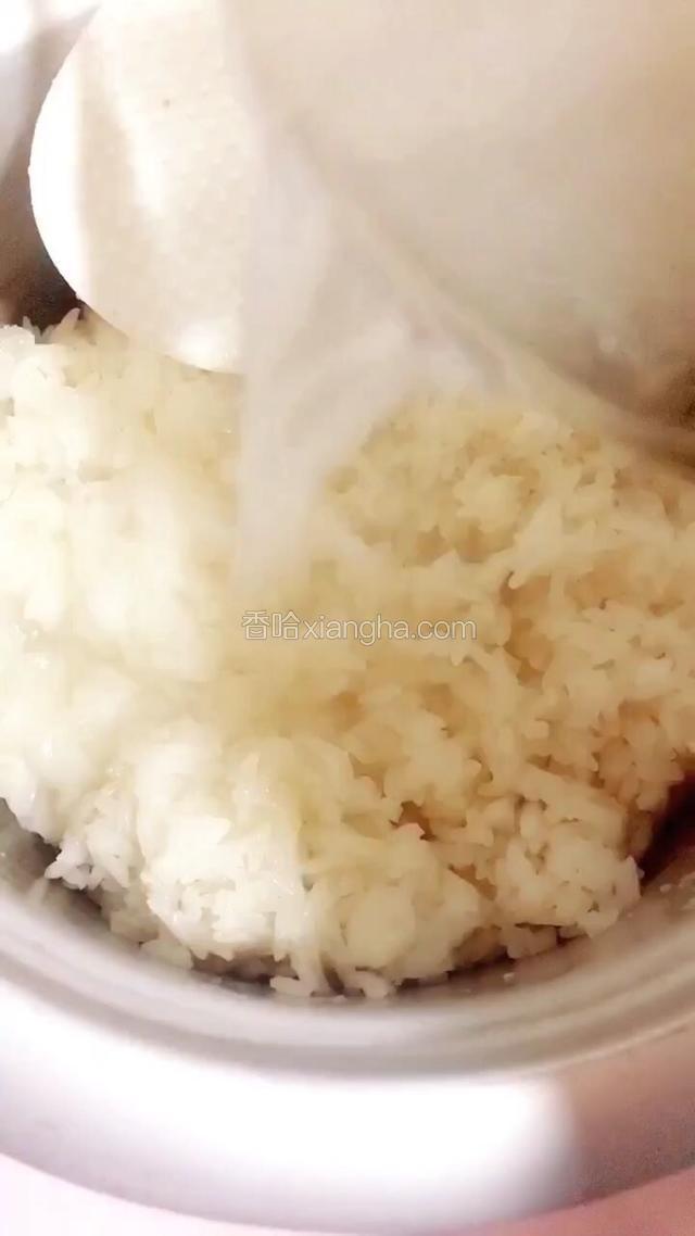 拌有酒曲水倒入凉透的米饭里，再次拌匀
