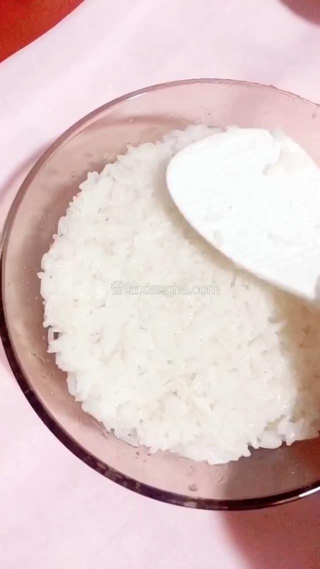 将米饭用勺子压平