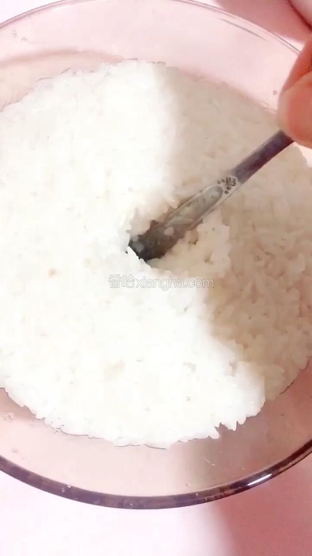 中间用器具挖一个圆形空洞，以便观察酒水