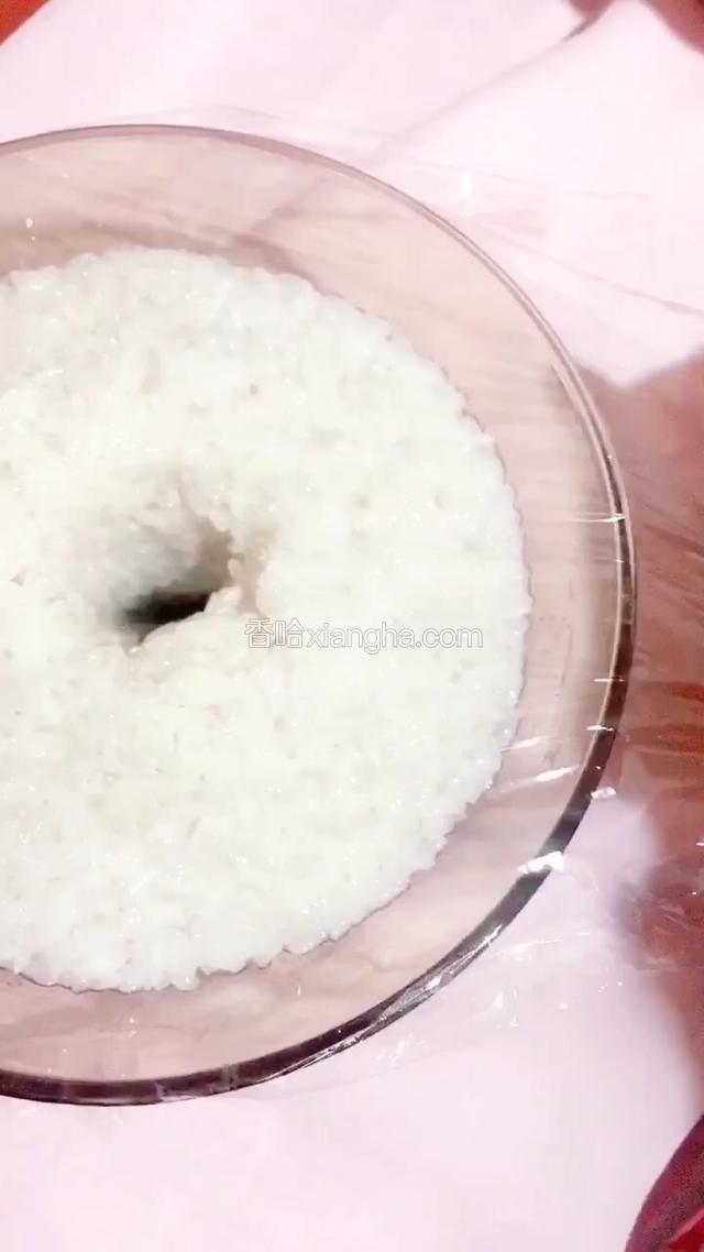 最后盖上保鲜膜，放在温暖的地方，切记，温度一直要控制在30度左右，两天即可完成