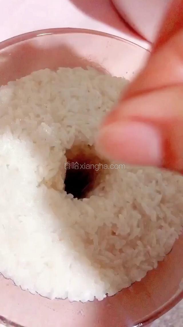 在空洞周围和表面，均匀的撒上干酒曲