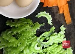 苦瓜胡萝卜炒蛋的做法图解2