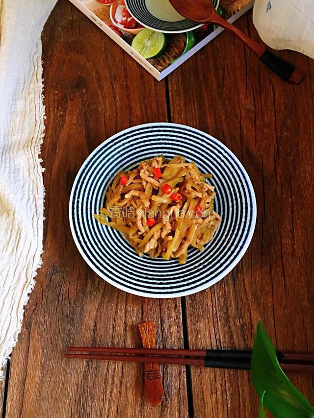 这道怀旧菜“榨菜炒肉丝”做好端上桌，结果就是，好吃到儿子今晚吃撑了