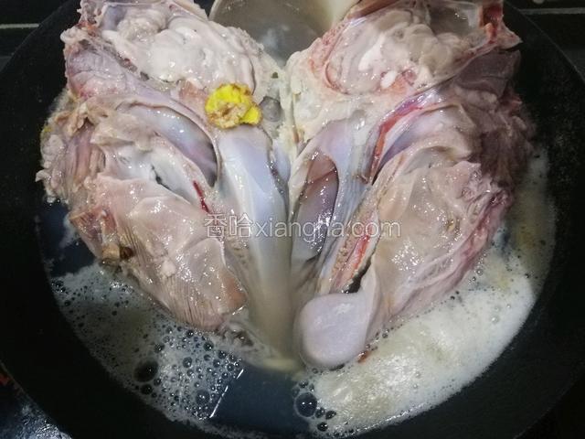 冷水下锅，焯水，煮十五分钟。期间把浮沫撇去。锅比较小，需要用汤勺不断底下的汤往上面浇，翻面再煮煮。