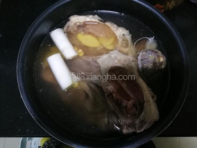焯好的羊头再次清洗干净，放入电压力锅，加入足量的水没过羊头。放入生姜，大葱及料包。料包可以自己做也可以买现成的。主要由下列这些香料组成：八角，小茴香，桂皮，香叶，陈皮，良姜，白芷，甘草，山楂。也可以单取前面几味最主要的。香料掰碎一点更容易出味，用纱布之类的包好。再加适量料酒或白酒以及盐和少许糖。电压力锅一个焖炖程序。