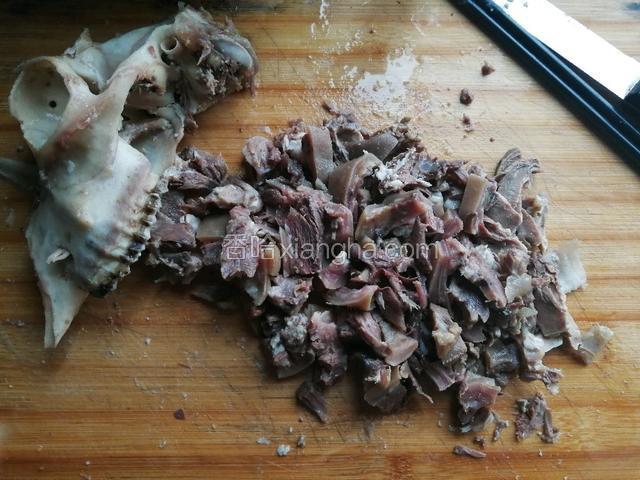 剔除骨头，连皮带肉切碎。