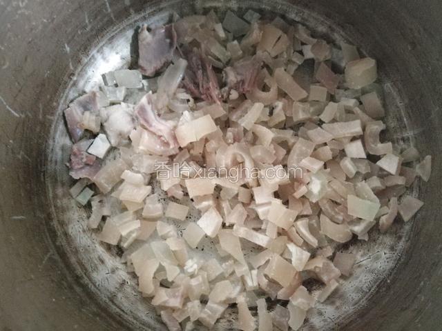 肉皮切碎，肉皮是上次做肉皮冻多出来的肉皮，存了一部分在冰箱冷冻，这里便省略了焯水去油脂的步骤，需要步骤的可以在之前肉皮冻的菜谱里查看。