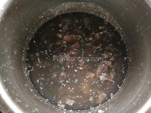 锅内加入肉皮碎，羊肉碎以及熬羊头的羊汤，视羊汤的咸淡再加减些许盐调味。