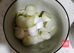 韭菜炒鱿鱼的做法图解4