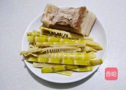 泡椒笋子炒肉片的做法图解1