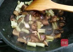 Illustration of how to stir-fry celery with mushrooms 6