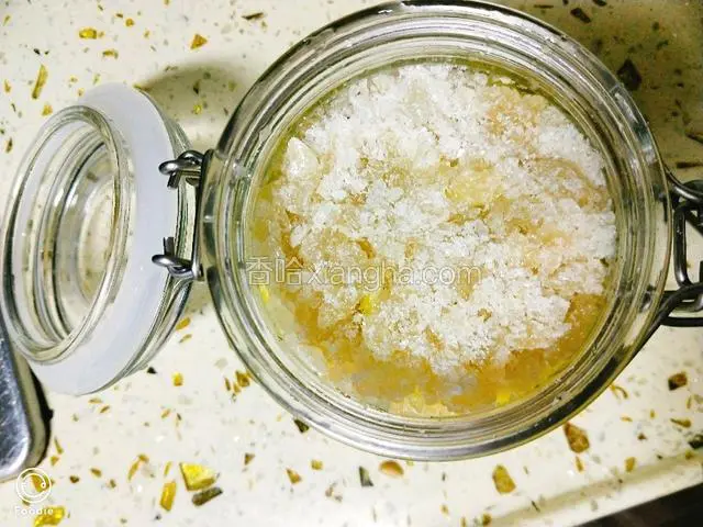 按规律一层柠檬一层冰糖放好，最后放一层冰糖封口，最好只放8分满，因为柠檬发酵的时候还会产生气体