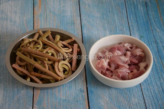 蕨菜切成长短差不多的小段，猪肉切片