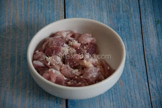 猪肉中加入生粉拌匀腌十五分钟