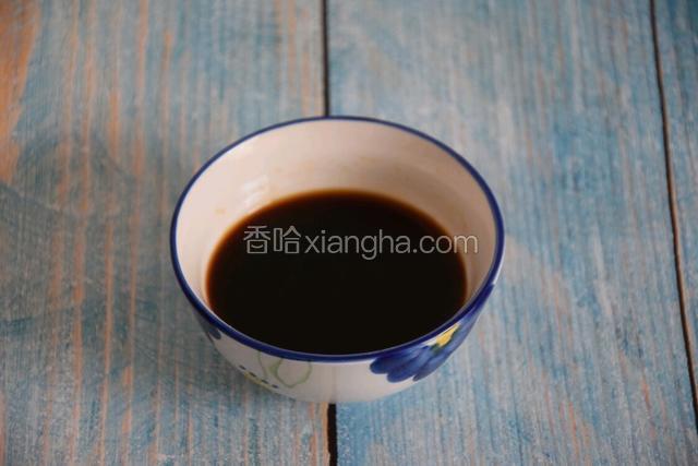 取一小碗，加入清水、蚝油和生抽拌匀备用