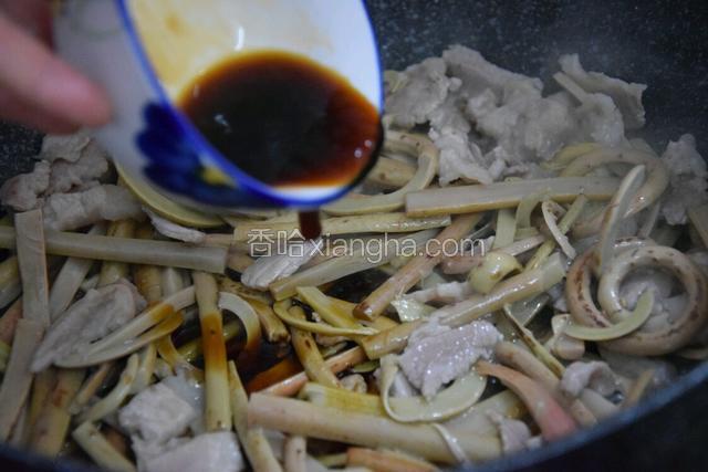 加入调料，继续翻炒两三分钟