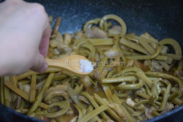 关火，加入盐翻炒均匀
