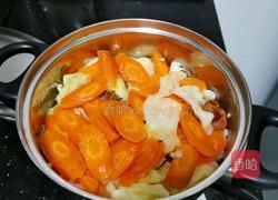 胡萝卜腊肠焖米饭的做法图解2