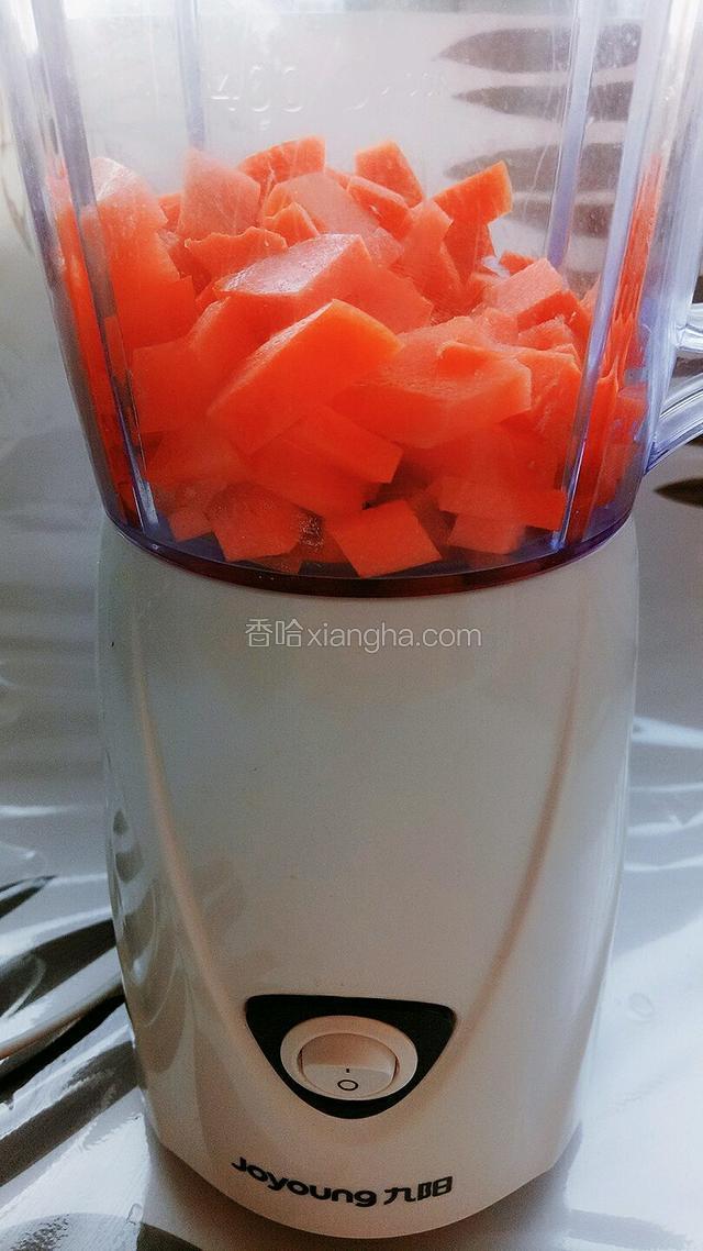 胡萝卜洗净，如果表皮有黑印儿或洗不干净可刮去皮。然后切成块放入料理机。