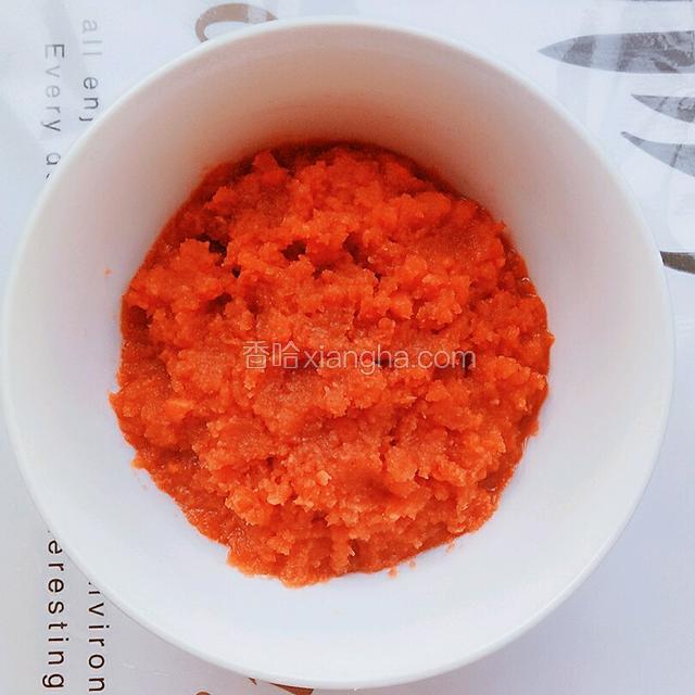 把胡萝卜块打成胡萝卜泥，倒入碗里备用。