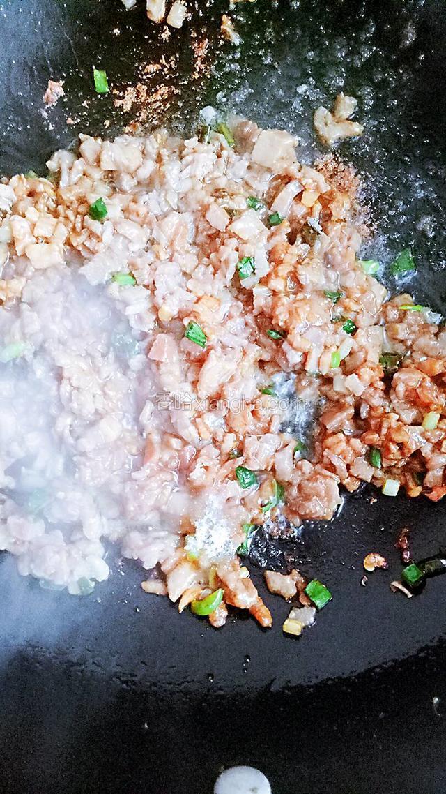 放入猪肉沫翻炒至肉断生。