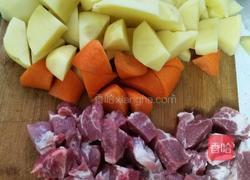 土豆红烧肉的做法图解1