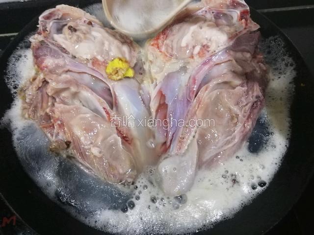 冷水下锅，焯水，煮十五分钟。期间把浮沫撇去。锅比较小，需要用汤勺不断底下的汤往上面浇，翻面再煮煮。