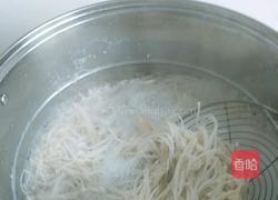 酸辣金针菇的做法图解2