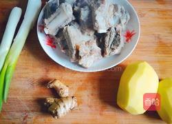 排骨炖土豆的做法图解1