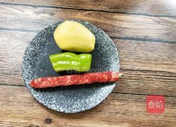 土豆片炒腊肠的做法图解2