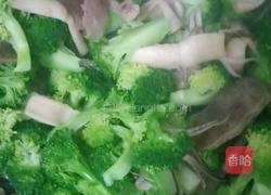 鱿鱼干炒西兰花的做法图解2