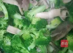 Illustration of how to make fried broccoli with dried squid 2