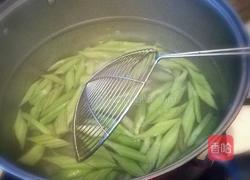 芹菜炒木耳的做法图解4