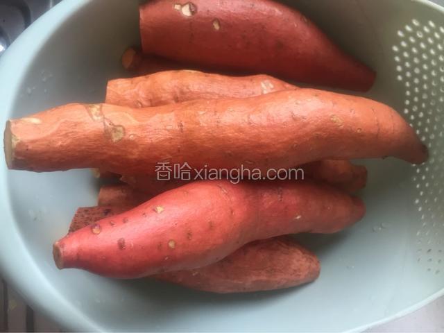 准备一些大小适中的烟薯，清洗干净。