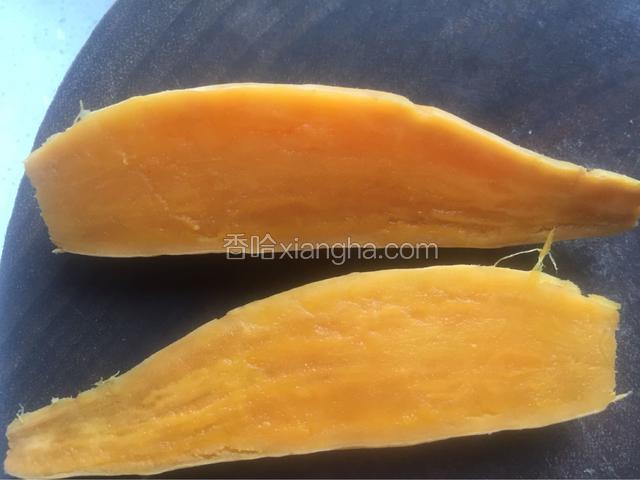 然后将烟薯从中间对半切开。