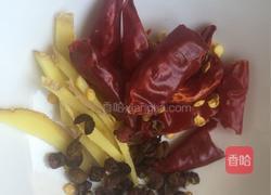 腊肠炒豆芽的做法图解3