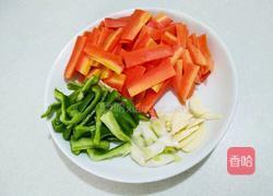 青椒胡萝卜炒牛排的做法图解2