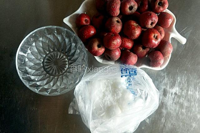 准备食材。山楂洗净晾干水分