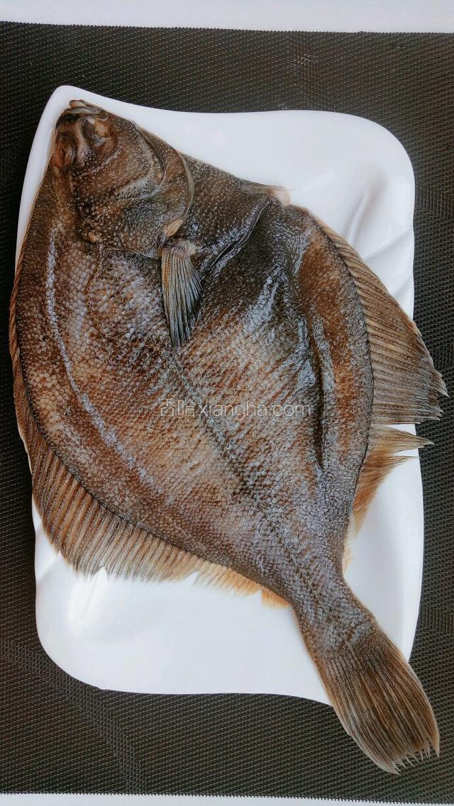 鲽鱼去腮和内脏洗净。
