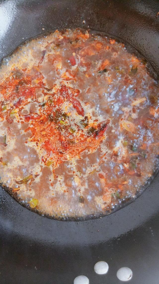 倒入调好水的黄豆酱汤，加入糖和醋。
