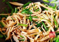 青蒜苗炒豆腐皮的做法图解5