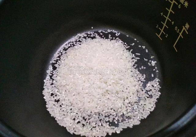 大米倒入电饭煲内胆