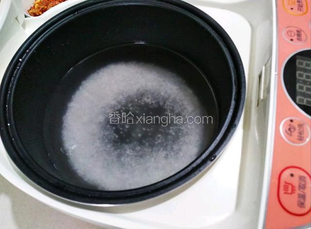 内胆放入电饭煲内